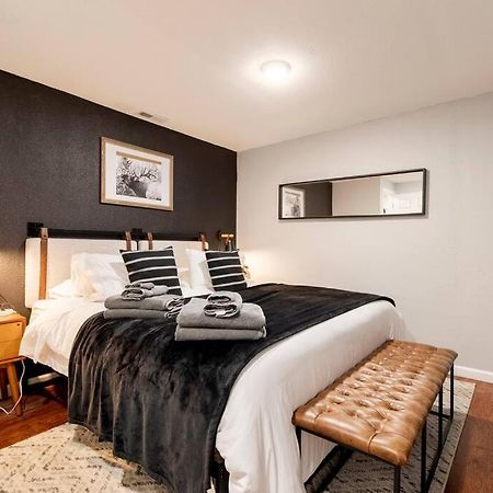 Adorable 2-Bedroom Modern Basement DEN Extérieur photo