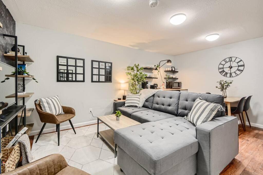 Adorable 2-Bedroom Modern Basement DEN Extérieur photo