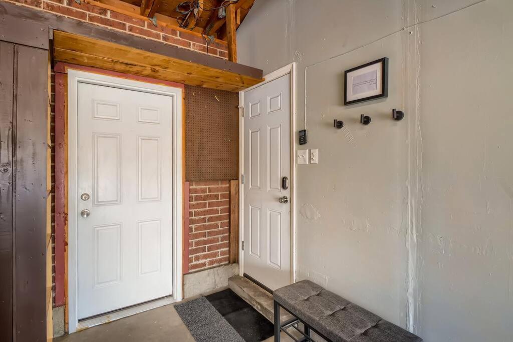 Adorable 2-Bedroom Modern Basement DEN Extérieur photo