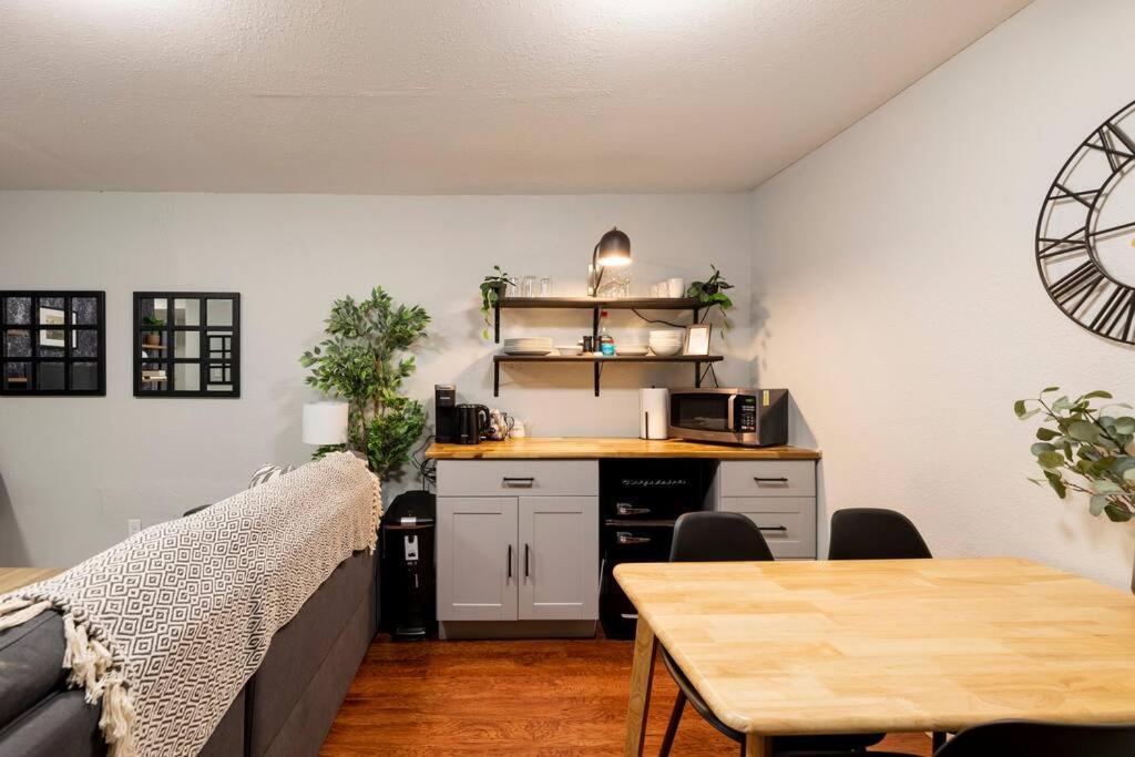 Adorable 2-Bedroom Modern Basement DEN Extérieur photo