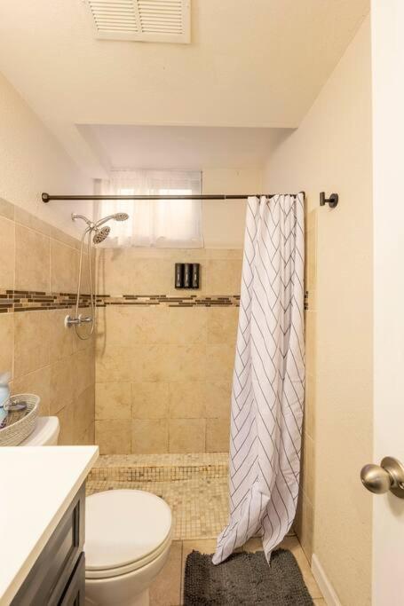 Adorable 2-Bedroom Modern Basement DEN Extérieur photo
