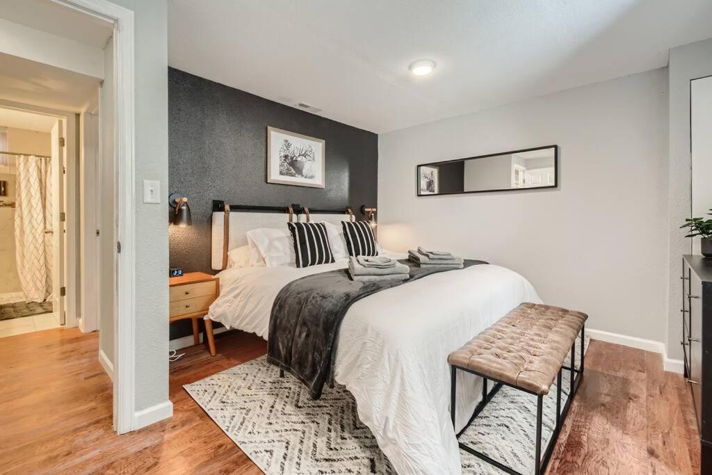 Adorable 2-Bedroom Modern Basement DEN Extérieur photo