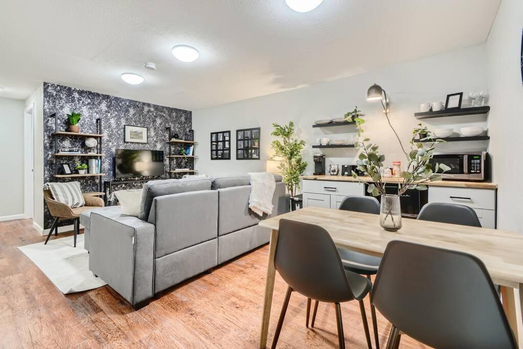 Adorable 2-Bedroom Modern Basement DEN Extérieur photo