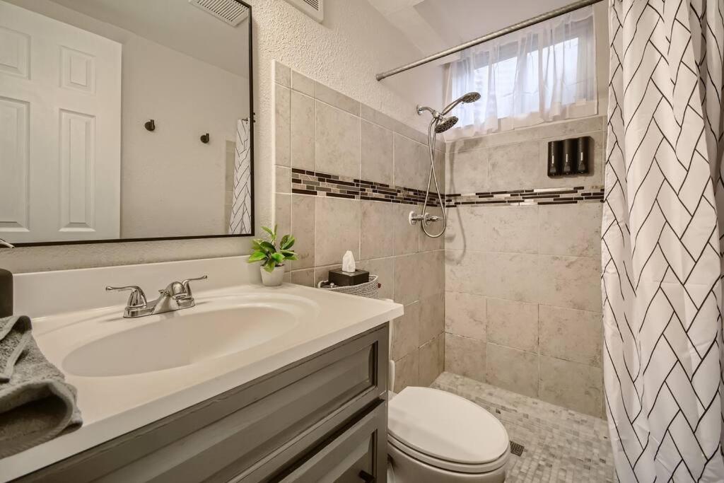 Adorable 2-Bedroom Modern Basement DEN Extérieur photo