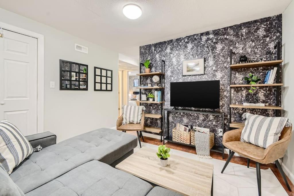 Adorable 2-Bedroom Modern Basement DEN Extérieur photo