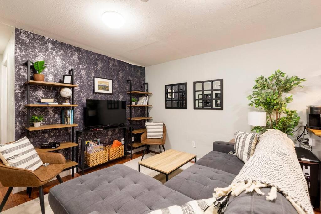 Adorable 2-Bedroom Modern Basement DEN Extérieur photo