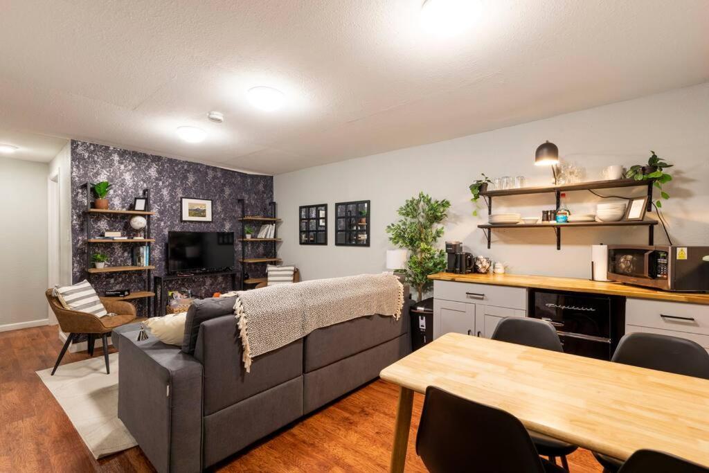 Adorable 2-Bedroom Modern Basement DEN Extérieur photo
