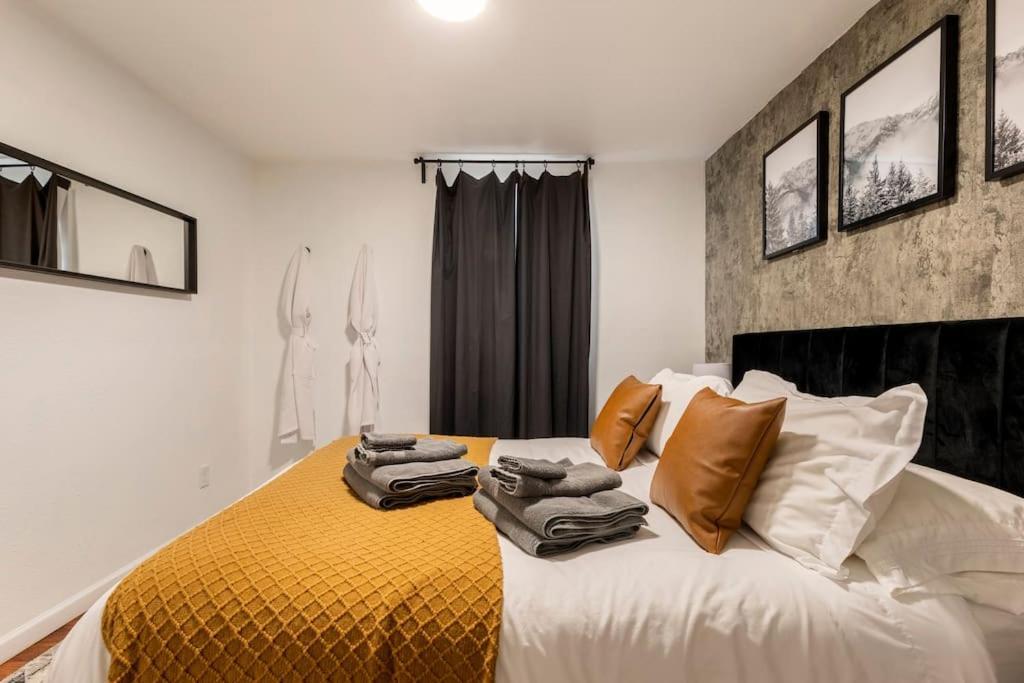 Adorable 2-Bedroom Modern Basement DEN Extérieur photo